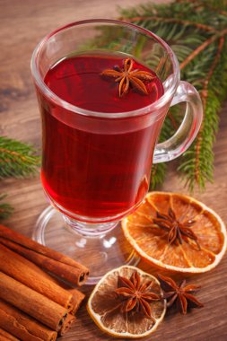Noel veya baharat ve çam dalları ile kış akşam için mulled şarap 
