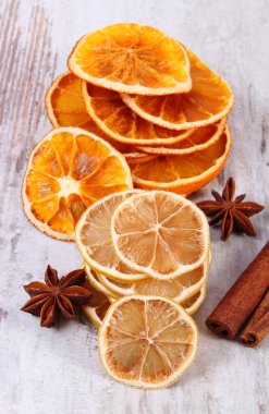 Kurutulmuş limon, portakal ve baharat eski ahşap zemin üzerine dilim