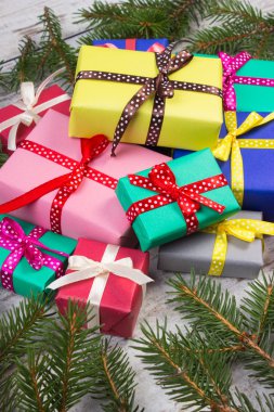 Sarılmış hediyeler Noel veya diğer kutlama ve eski tahta üzerinde çam dalları için