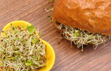 Yonca ve turp lahanası kepekli ekmek ile rulo