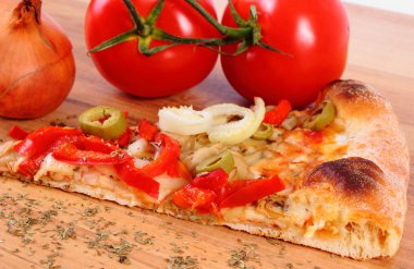 Vejetaryen pizza, domates soğan ve baharat ahşap yüzey üzerinde