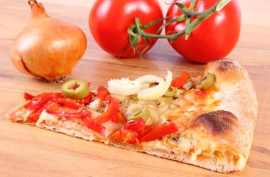 Dilim vejetaryen pizza, domates ve soğan ahşap yüzey üzerinde
