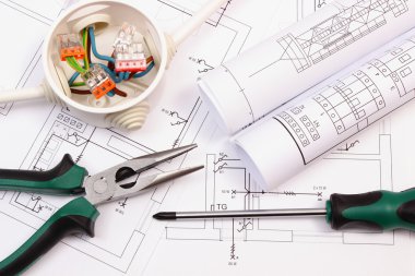 İş araçları, kablolar ve Elektrik İnşaat çizim elektrik kutusu