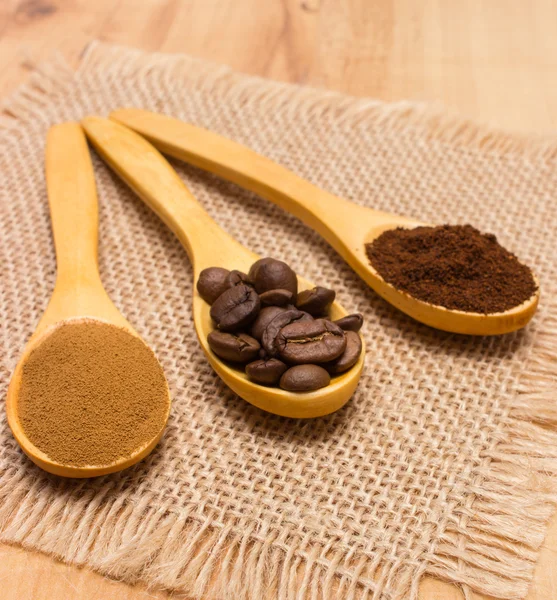 Getreide, gemahlener und Instantkaffee mit Holzlöffel auf Jute-Leinwand — Stockfoto