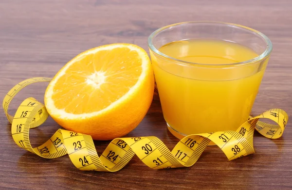 Naranja fresca, jugo y cinta métrica, estilos de vida saludables y nutrición —  Fotos de Stock