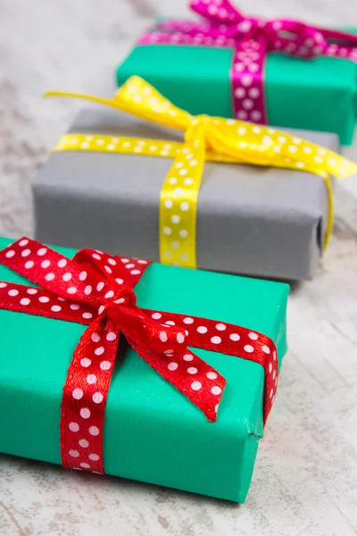 Radbruten färgglada presenter till jul eller andra firande den gamla vita plank — Stockfoto