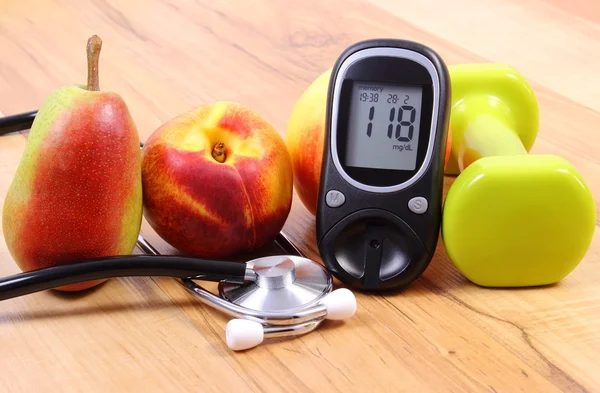 Medidor de glucosa con estetoscopio médico, frutas y pesas para usar en fitness —  Fotos de Stock