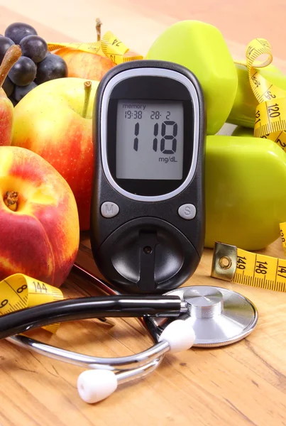 Medidor de glicose com estetoscópio médico, frutas e halteres para uso em fitness — Fotografia de Stock
