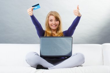 Kadın internet üzerinden online alışveriş için ödeme kredi kartı ile modern teknoloji