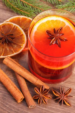 Noel veya baharat ve çam dalları ile kış akşam için mulled şarap 