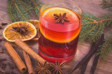 Vintage Fotoğraf, Noel veya baharat ve çam dalları ile kış akşam için Mulled şarap