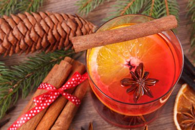 Noel veya baharat ve çam dalları ile kış akşam için mulled şarap