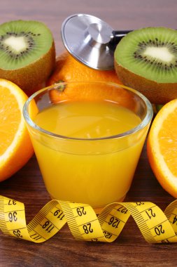 Stetoskop, taze meyve, meyve suyu ve santimetre, sağlıklı yaşam ve beslenme