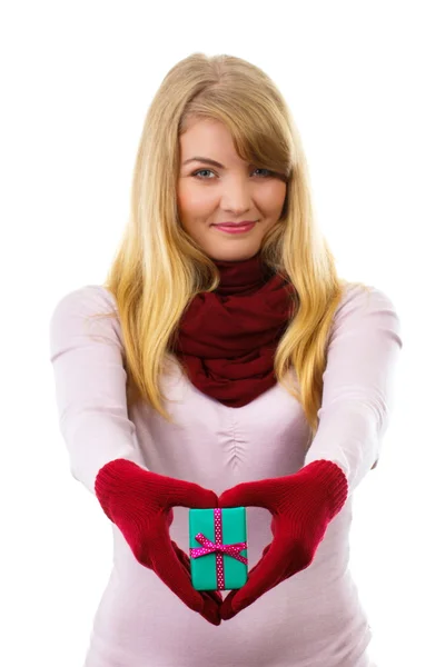 Mulher sorridente em luvas de lã com presente embrulhado para o Natal ou outra celebração — Fotografia de Stock