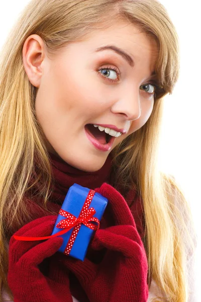 Mujer sonriente en guantes de lana con regalo envuelto para Navidad u otra celebración — Foto de Stock