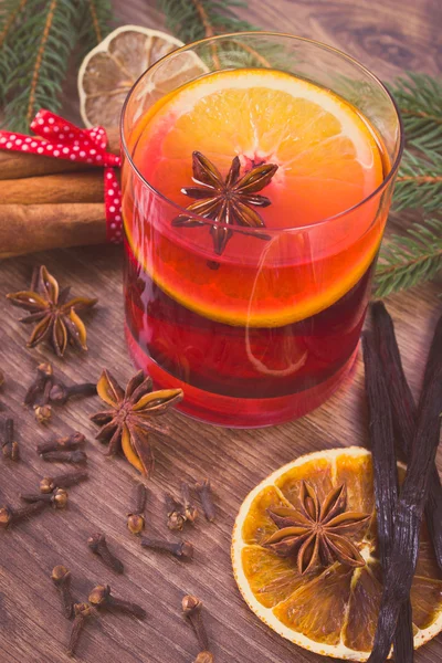 Vintage foto, Mulled wijn voor Kerstmis of winteravond met specerijen en vuren takken — Stockfoto