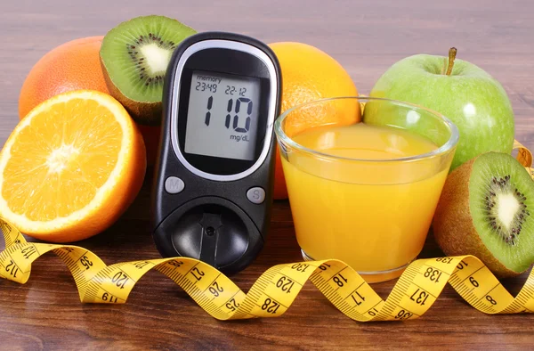 Glucometer, frutas, suco e fita métrica, estilos de vida diabetes e nutrição — Fotografia de Stock