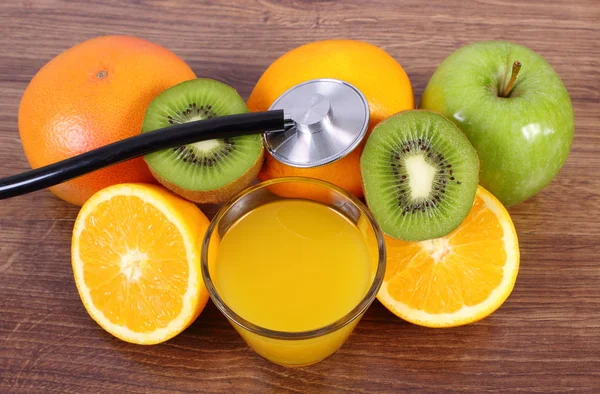 Stetoscopio, frutta fresca e succo di frutta, stili di vita sani e nutrizione — Foto Stock