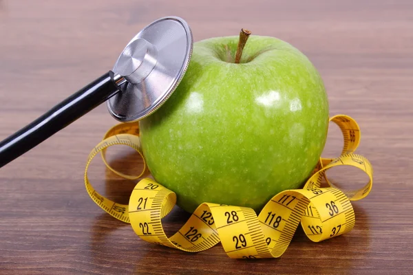 Stethoscope, fresh apple and centimeter, healthy lifestyles and nutrition — 图库照片