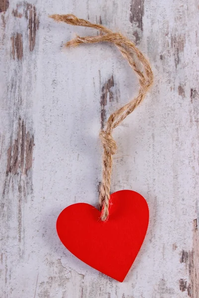 Corazón rojo de San Valentín con cordel en la vieja mesa blanca de madera, símbolo del amor —  Fotos de Stock