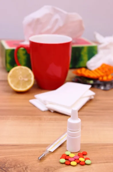 丸和鼻滴下的感冒，使用的手帕和热柠檬茶 — 图库照片
