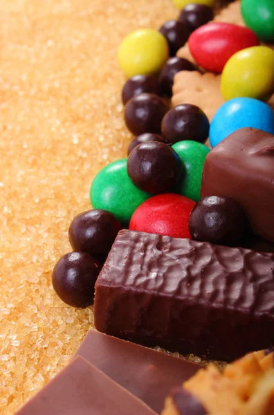 Una gran cantidad de dulces y caña de azúcar morena, alimentos poco saludables — Foto de Stock