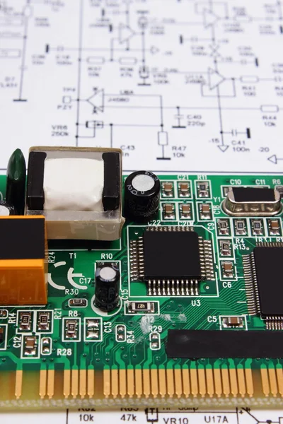 Kretskortet liggande på diagrammet av elektronik, teknik — Stockfoto