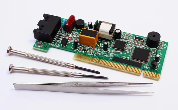 Placa de circuito impreso y herramientas de precisión sobre fondo blanco, tecnología — Foto de Stock