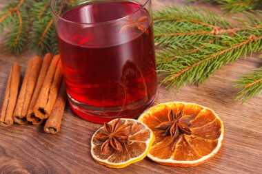 Noel veya baharat ve çam dalları ile kış akşam için mulled şarap 