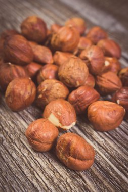 Vintage Fotoğraf, ahşap masa üzerinde kahverengi fındık yığını