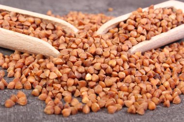 Karabuğday kabuğu çıkarılmış tane kaşık çimento yapısı ile