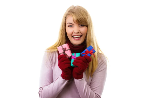 Mujer sonriente con guantes de lana con regalos envueltos para Navidad u otra celebración — Foto de Stock