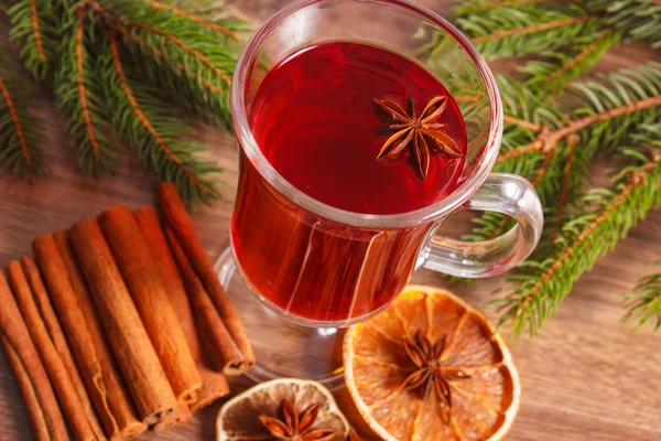 Vino caliente para Navidad o noche de invierno con especias y ramas de abeto — Foto de Stock