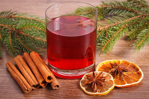 Noel veya baharat ve çam dalları ile kış akşam için mulled şarap 