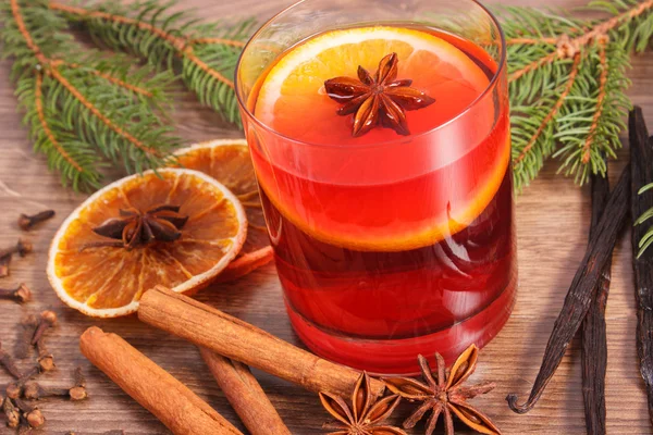 Vino caliente para Navidad o noche de invierno con especias y ramas de abeto — Foto de Stock