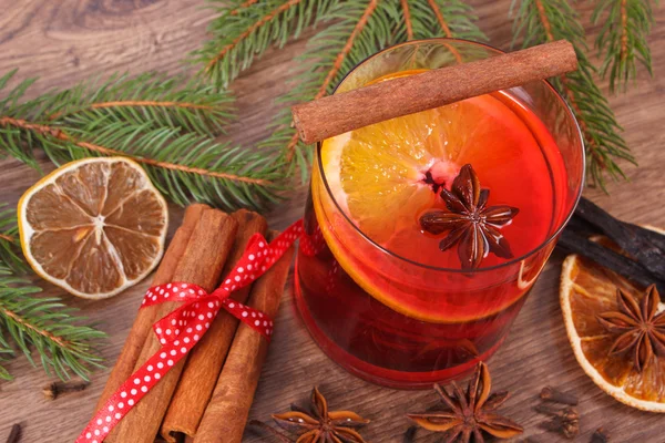Noel veya baharat ve çam dalları ile kış akşam için mulled şarap