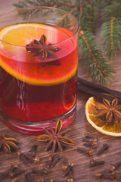 Foto d'epoca, vin brulè per Natale o sera d'inverno con spezie e rami di abete rosso — Foto Stock