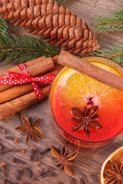Noel veya baharat ve çam dalları ile kış akşam için mulled şarap