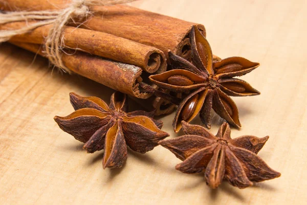 Cinnamon sticks and anise on wooden table, seasoning for cooking — 图库照片