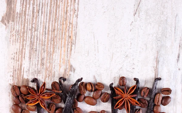 Gewürze und Zutaten zum Kochen oder Backen auf alter Holzoberfläche, Kopierfläche für Text — Stockfoto