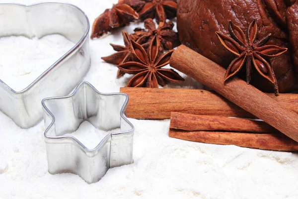 Spice en accessoires voor het bakken met deeg voor peperkoek — Stockfoto