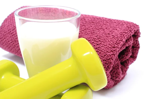 哑铃，在健身和杯牛奶中使用的毛巾 — 图库照片