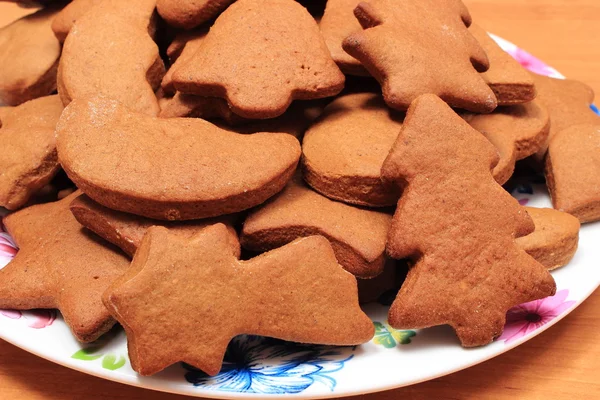 Galletas de Navidad caseras recién horneadas en el plato — Foto de Stock