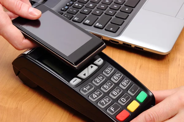 Pagando com telefone celular com tecnologia NFC, conceito de finanças — Fotografia de Stock