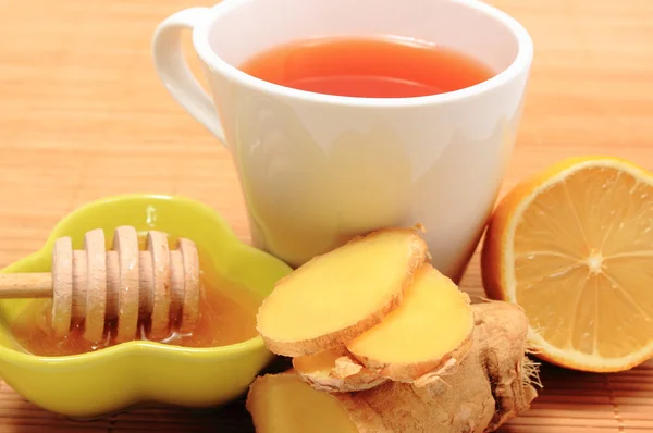 Taza de té saludable con miel de jengibre y limón — Foto de Stock