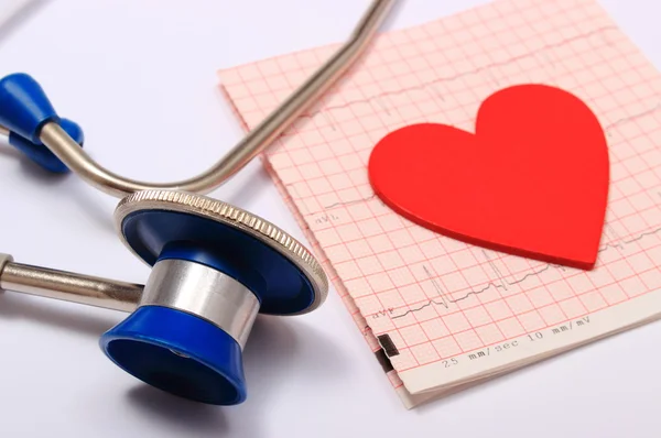 Stethoskop, Elektrokardiogramm und Herzform — Stockfoto