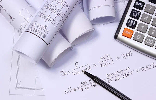 Rotoli di diagrammi elettrici, calcolatrice e calcoli matematici — Foto Stock