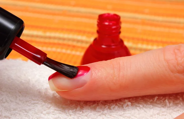 Applying red nail polish, manicured nails of woman — Stock Photo, Image