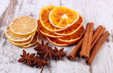 Kurutulmuş limon, portakal ve baharat eski ahşap zemin üzerine dilim
