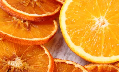 Kurutulmuş ve taze turuncu eski ahşap zemin üzerine